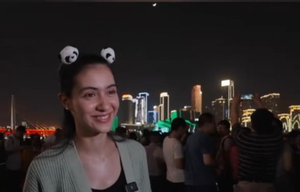 亢哥没骗我”外国人疯狂点赞重庆灯光秀麻将胡了app外国人来重庆直呼“甲(图2)